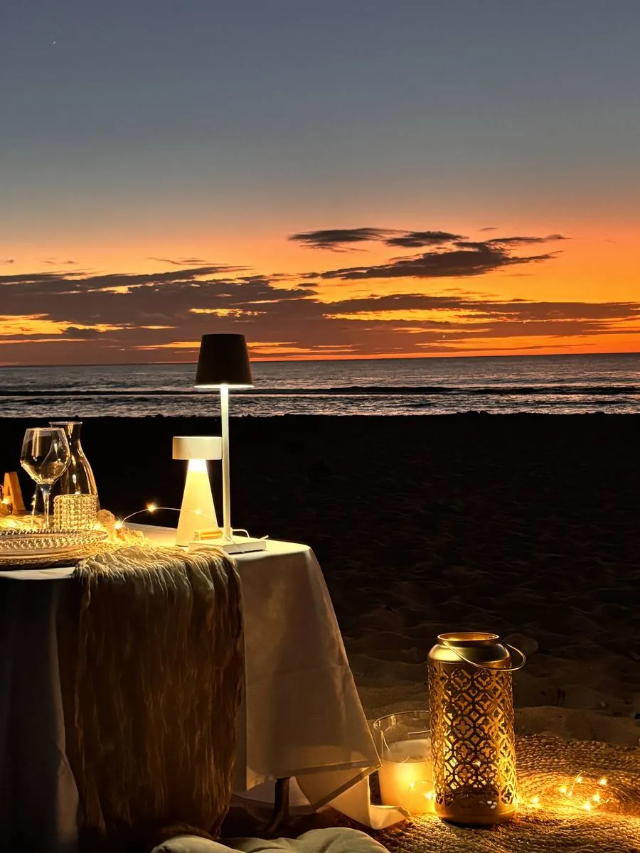 Coucher de soleil romantique sur une plage de La Réunion